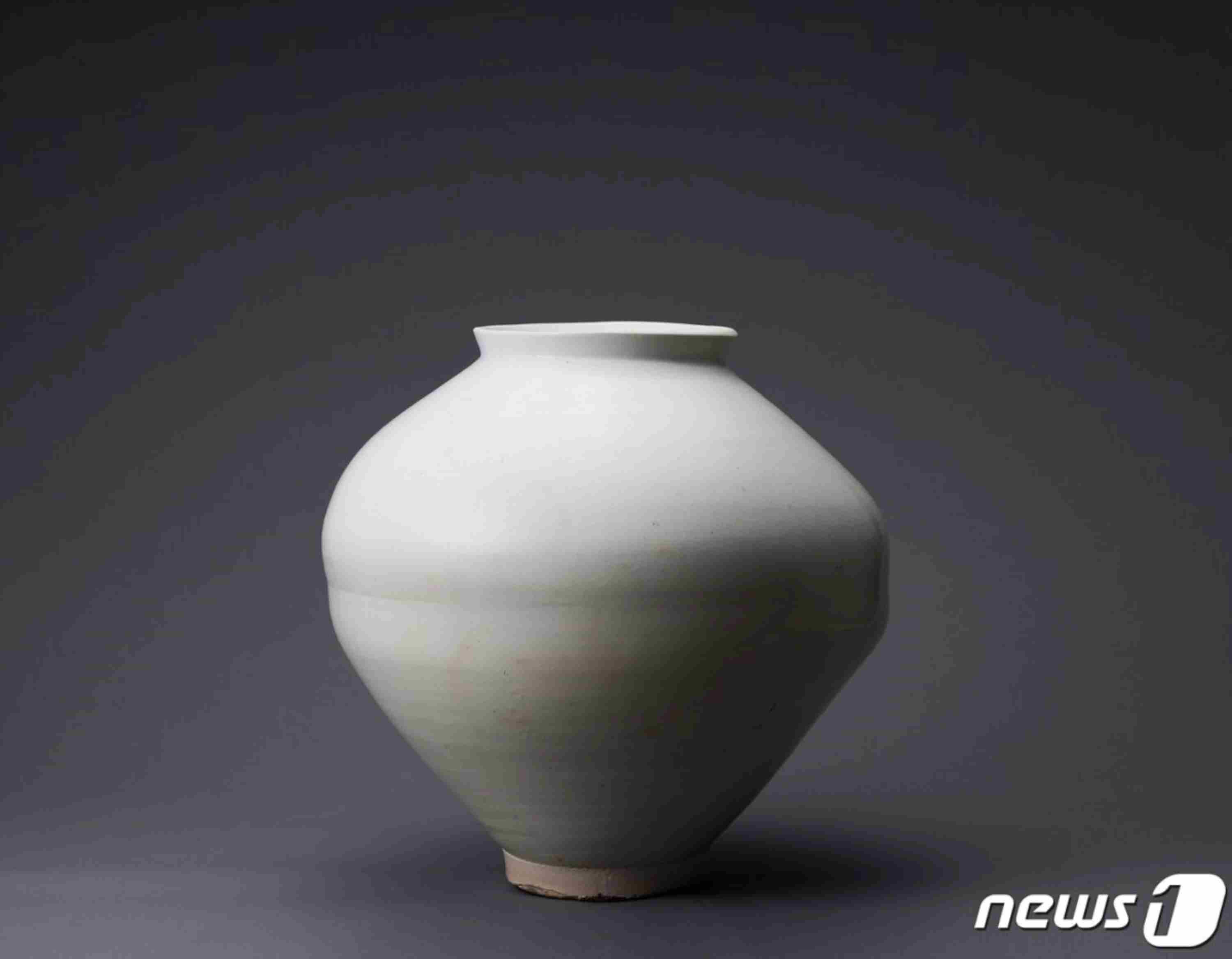 추정가 15억~25억원 백자대호·10억~20억원 왕실 필통 경매에